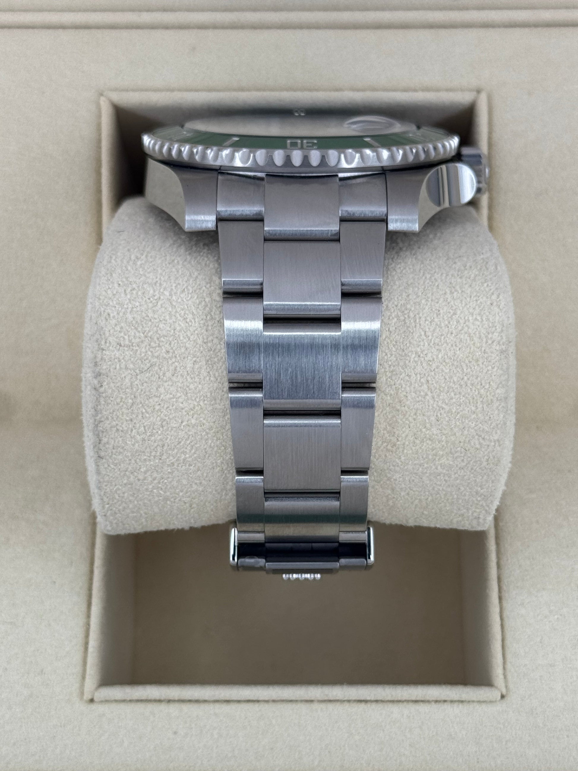 NEW OLD STOCK 2019 Rolex Submariner “Hulkâ€?40mm 116610LV Green Dial - MyWatchLLC