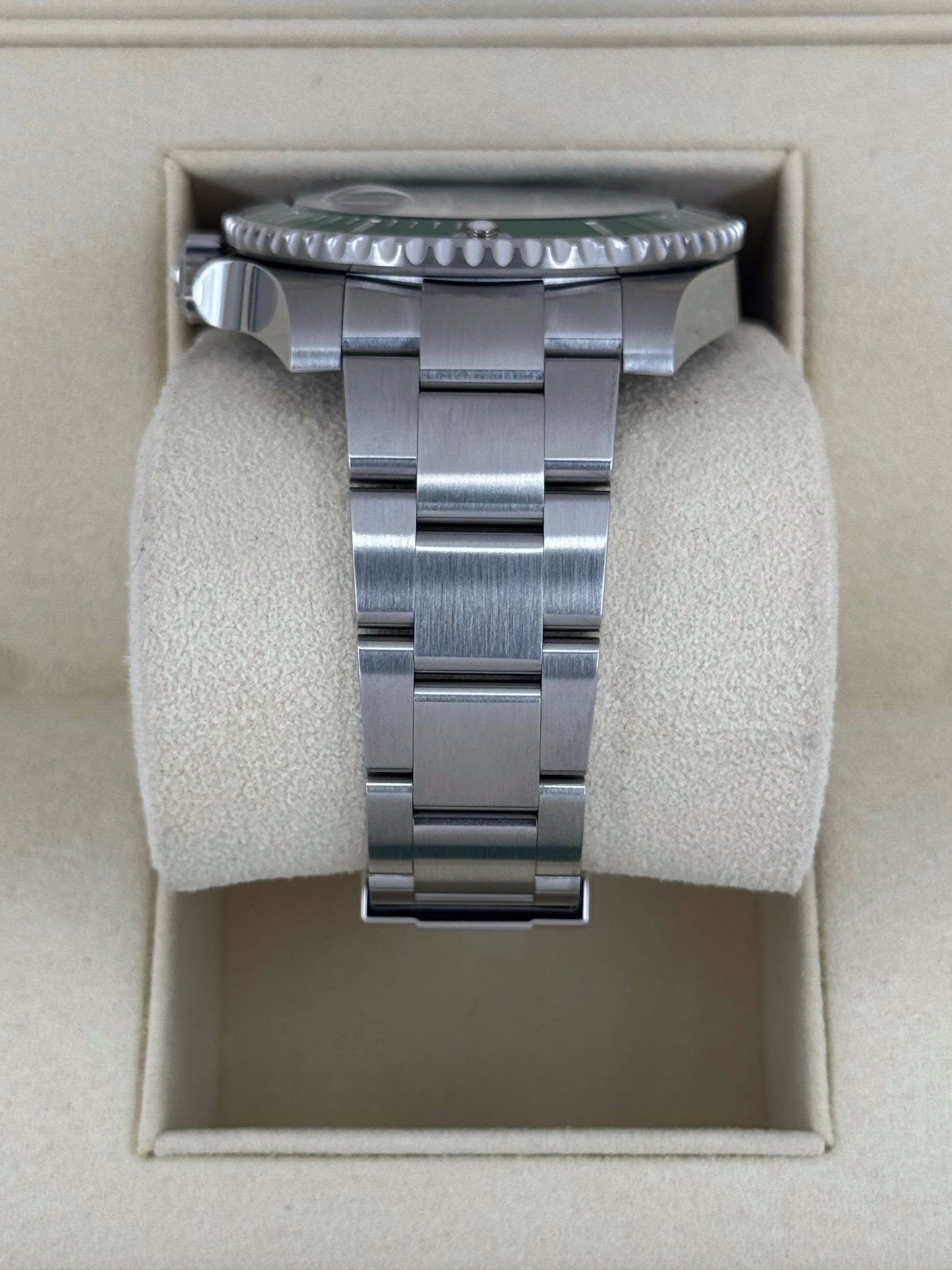 NEW OLD STOCK 2019 Rolex Submariner “Hulkâ€?40mm 116610LV Green Dial - MyWatchLLC