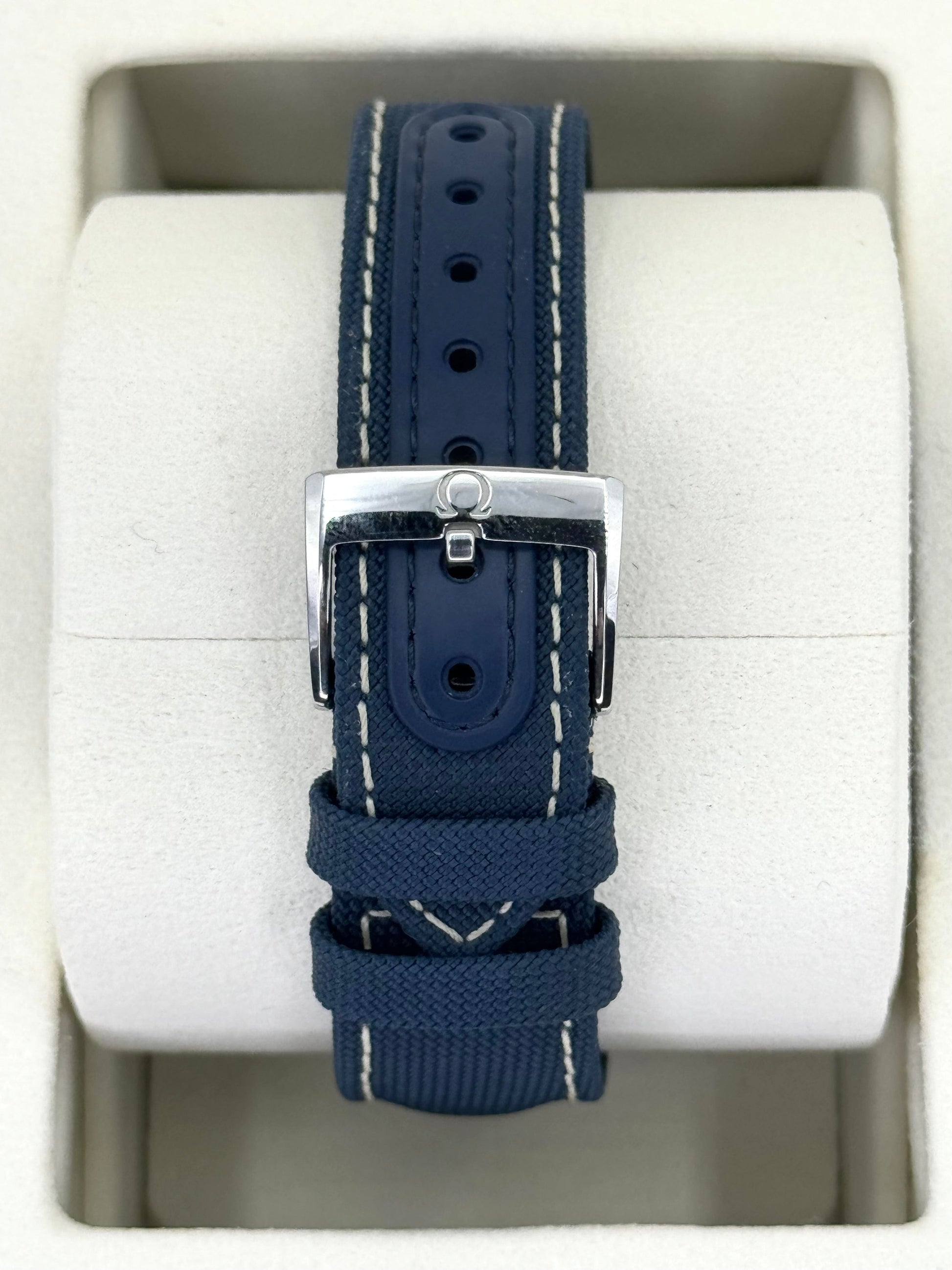 NEW 2023 Speedmaster 42mm 310.32.42.50.02.001 Silver Snoopy Award Dial - MyWatchLLC