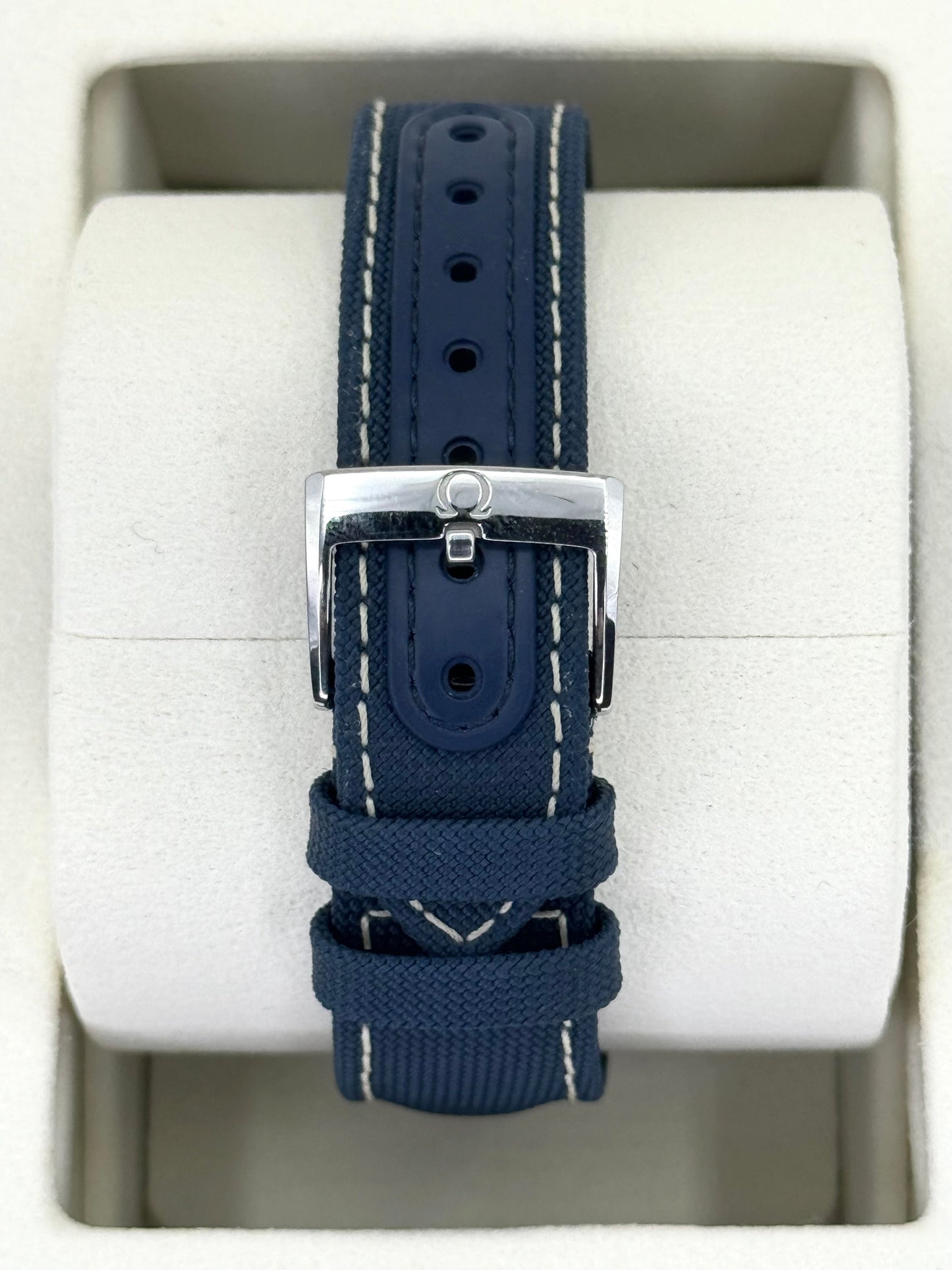 NEW 2024 Speedmaster 42mm 310.32.42.50.02.001 Silver Snoopy Award Dial - MyWatchLLC