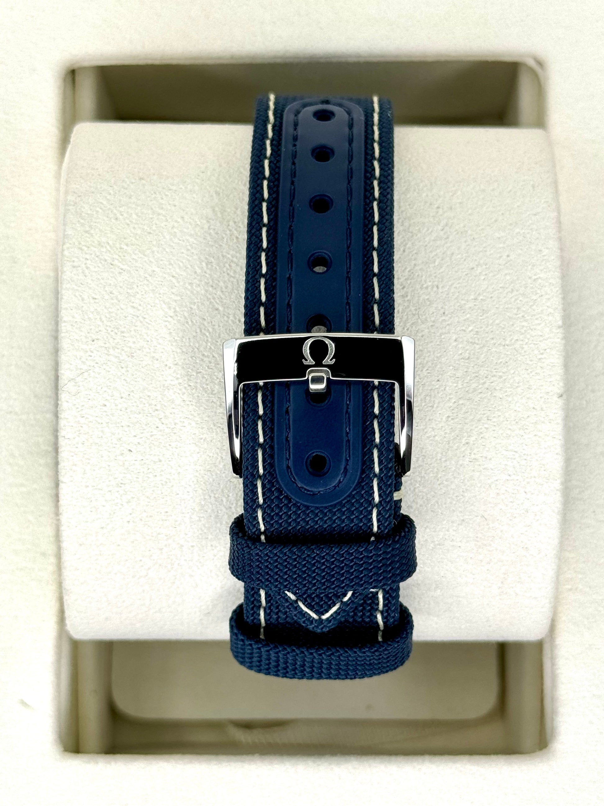 NEW 2023 Speedmaster 42mm 310.32.42.50.02.001 Silver Snoopy Award Dial - MyWatchLLC