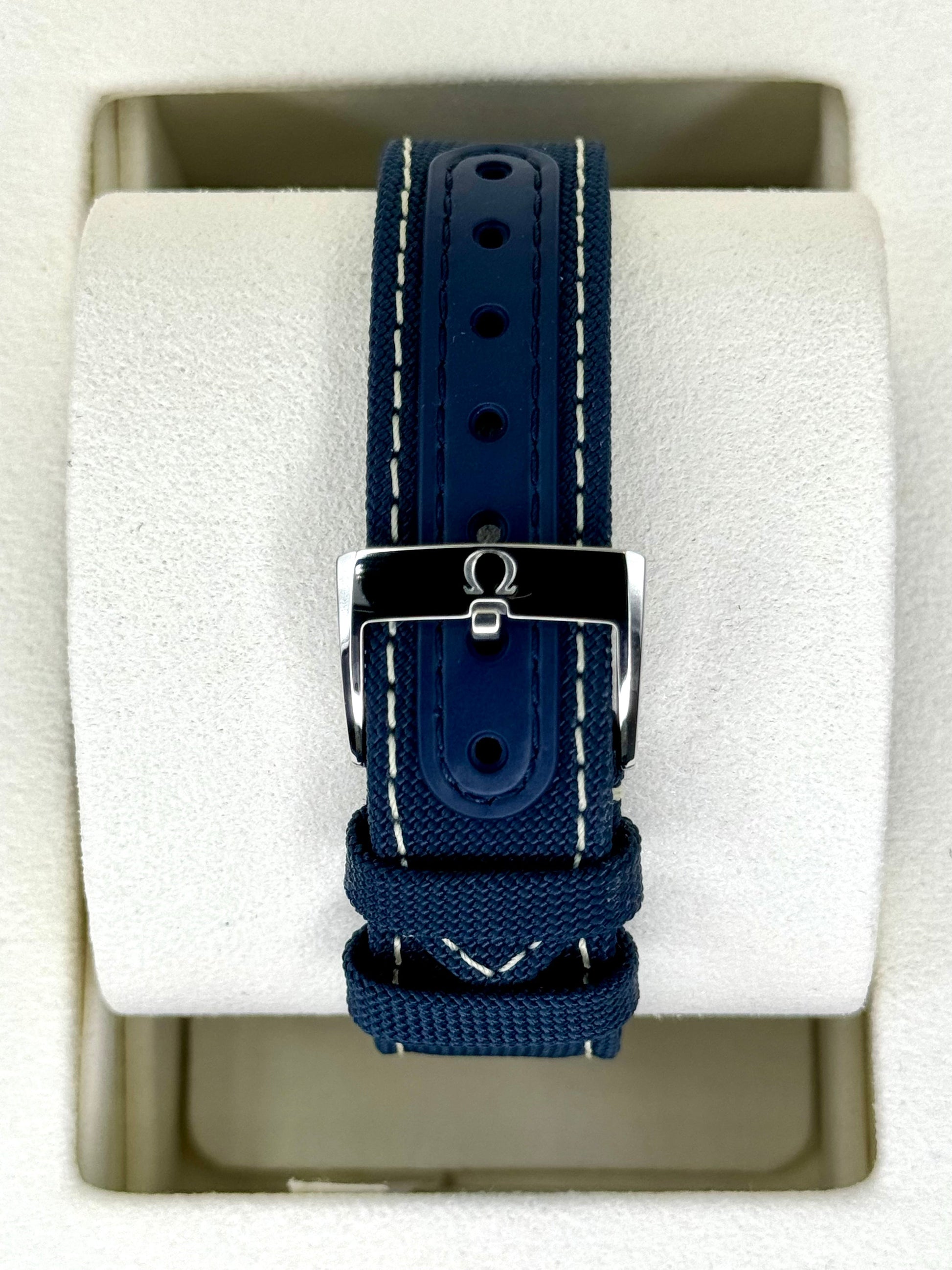 NEW 2024 Omegas Speedmaster Silver Snoopy Award 310.32.42.50.02.001 - MyWatchLLC