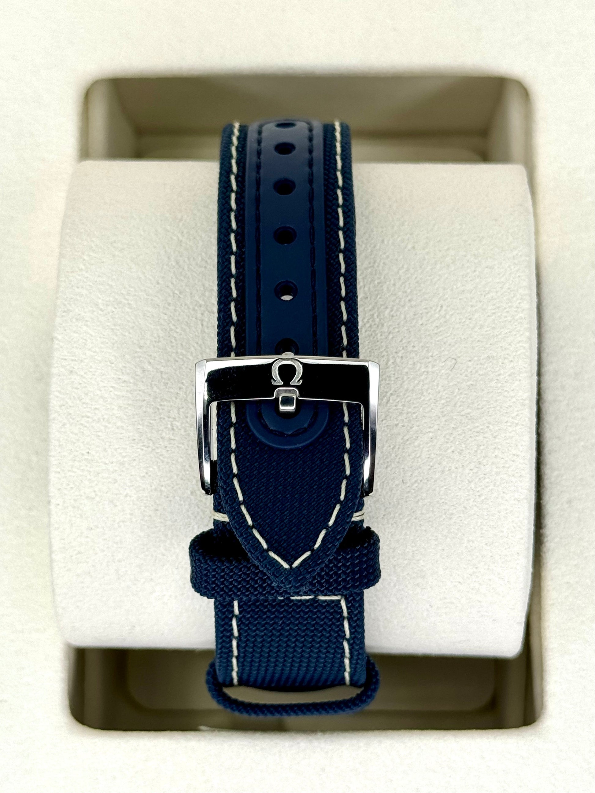 NEW 2023 Omega Speedmaster Silver Snoopy Award 310.32.42.50.02.001 - MyWatchLLC