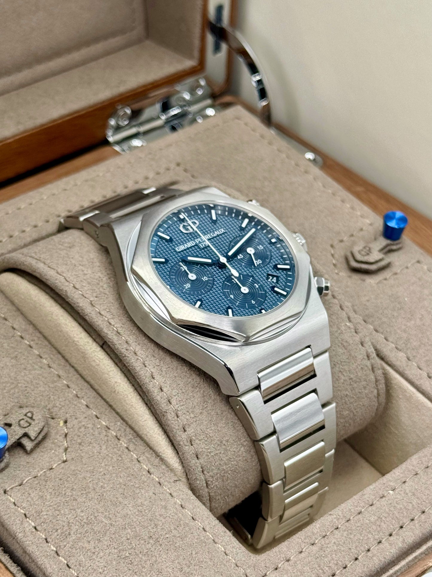 2022 Girard-Perregaux Laureato Chronograph 42mm 81020-11-431-11A Blue Dial - MyWatchLLC