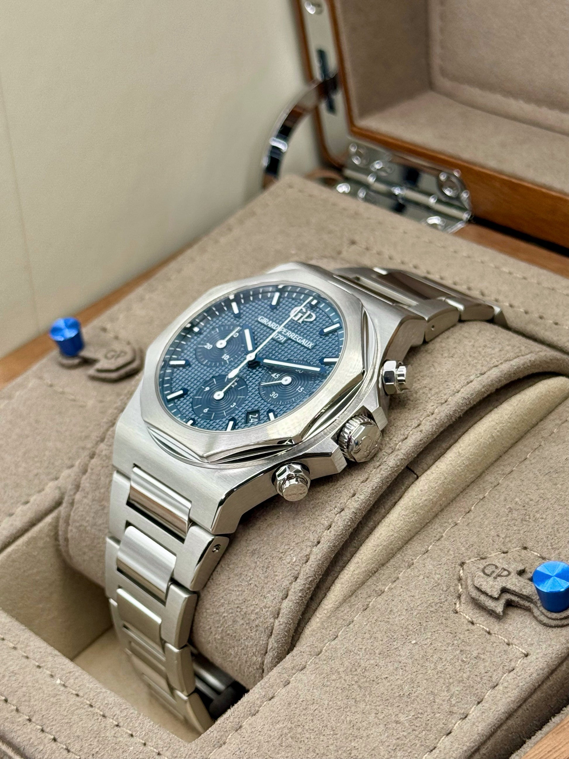 2022 Girard-Perregaux Laureato Chronograph 42mm 81020-11-431-11A Blue Dial - MyWatchLLC
