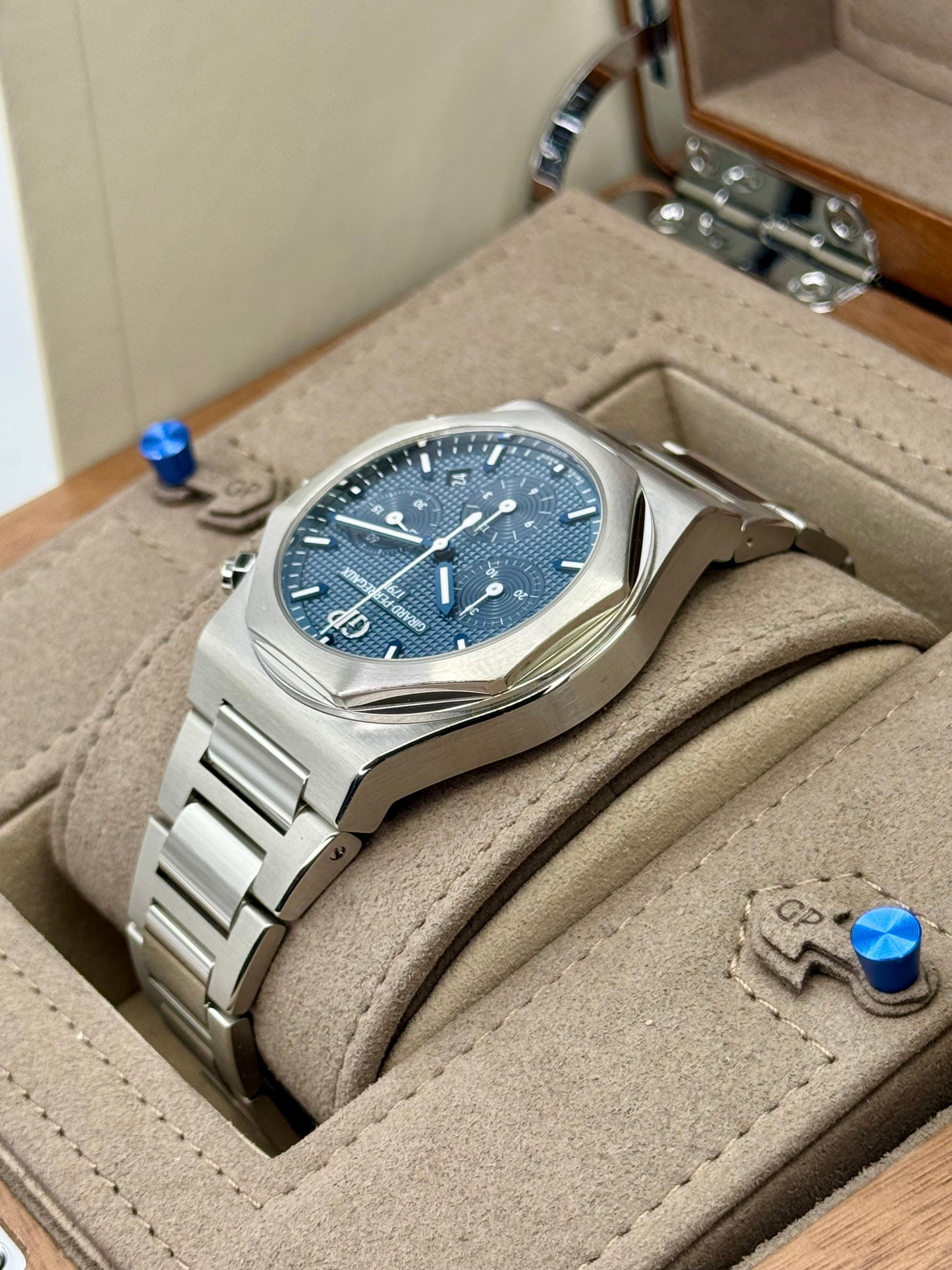 2022 Girard-Perregaux Laureato Chronograph 42mm 81020-11-431-11A Blue Dial - MyWatchLLC